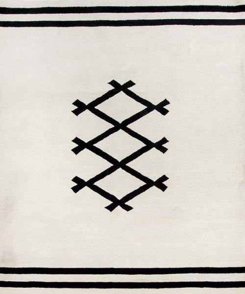  Alfombra española en lana.
Con diseño geométrico de campo blanco con motivos en negro