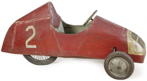  Coche antiguo a pedales de plástico, metal y símil piel h. 1950-60.
