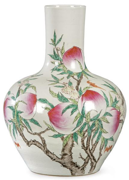  Jarrón de porcelana china con esmaltes de la Familia Rosa, S. XX.