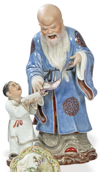  "Anciano con Niño Leyendo un Rollo" en porcelana china parcialmente vidriada S. XX.