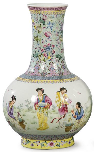 Lote 1464
Jarrón de cuello largo de porcelana china con esmaltes de la Familia Rosa, época República h. 1950