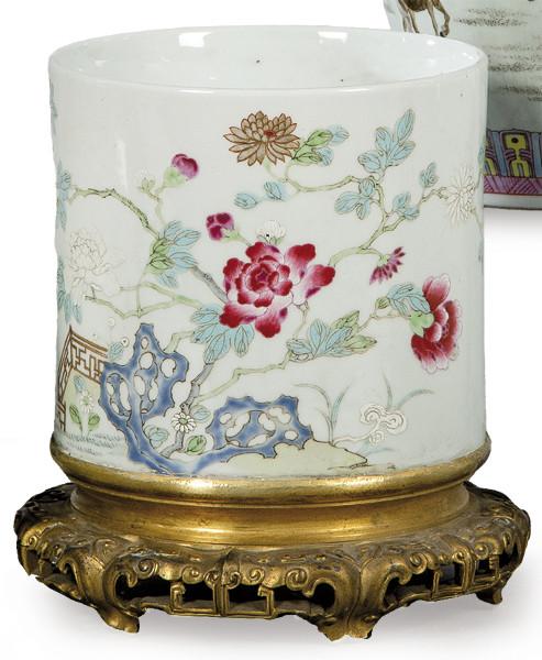  Jarrón cilindrico de porcelana china con esmaltes de la Familia Rosa, y montura de bronce dorado Dinastía Qing ff. S. XIX