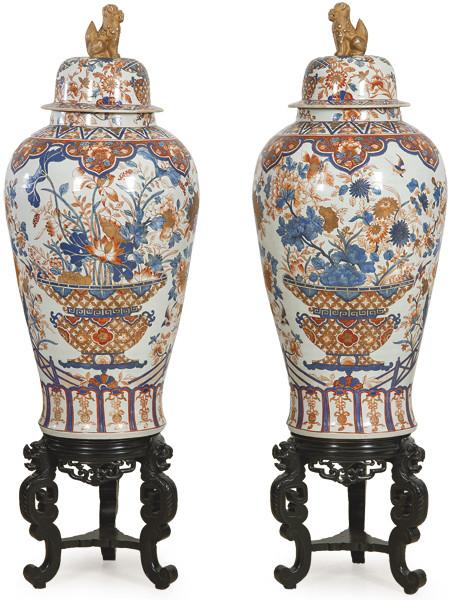  Pareja de grandes tibores de porecelana china tipo Imari primer tercio S. XX.