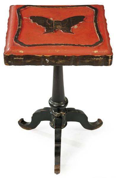  Mesa realizada con caja de mantón de Manila en laca negra y roja, Dinatía Qing S. XIX.