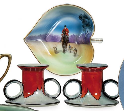  Dos candeleros y pequeño recipiente con asa de porcelana japonesa de Noritake.