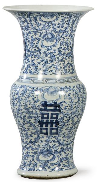  Jarrón de porcelana china tipo Zun, azul y blanco, Dinastía QIng S. XÏX.