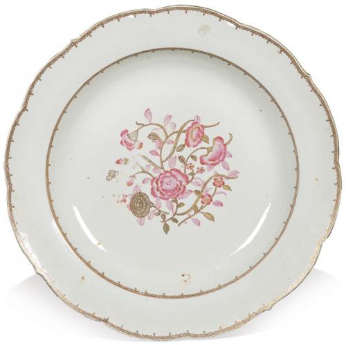  Gran plato de porcelana de borde polilobulado de Compañía de Indias Familla Rosa. S. XVIII. 