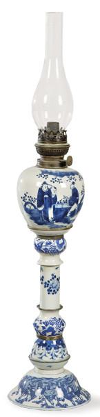  Quinqué de porcelana china azul y blanco, Dinastía Qing S. XIX
