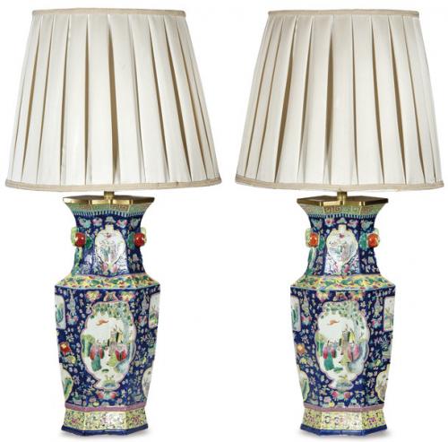  Pareja de lámparas realizadas con jarrones poligonales de porcelana china con esmaltes polícromos, Dinastía Qing, época de Tongzhi (1862-74.