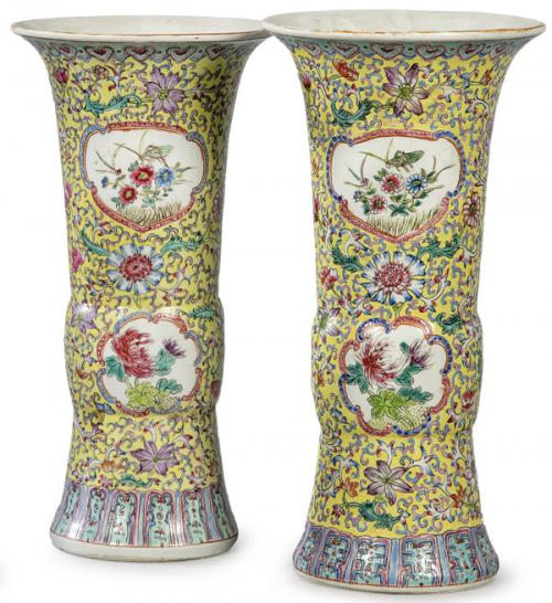  Pareja de jarrones abocinados de porcelana china con vidriado amarillo. Marcas apócrifas de Quianlong, hacia 1950.