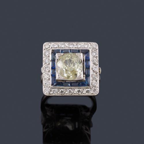 Lote 2023
Anillo estilo 'art decó' con diamante central talla antigua de aprox. 1,70 ct y doble orla de zafiros calibrados de aprox. 1,05 ct y brillantes de aprox. 0,48 ct en total.