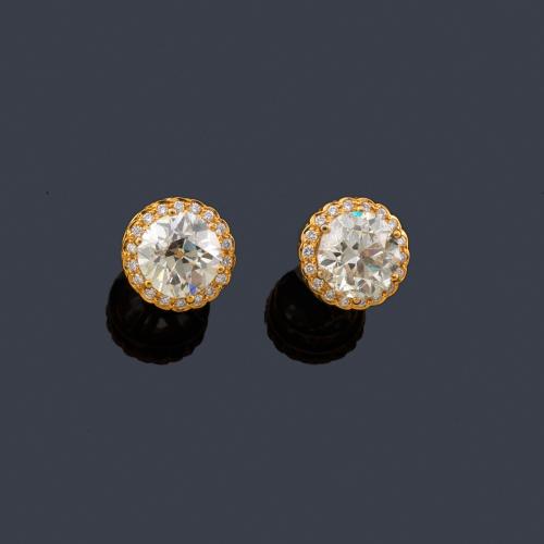 Lote 2034
Dormilonas con pareja de diamantes talla brillante de aprox. 1,60 ct cada una, con orla de brillantitos.