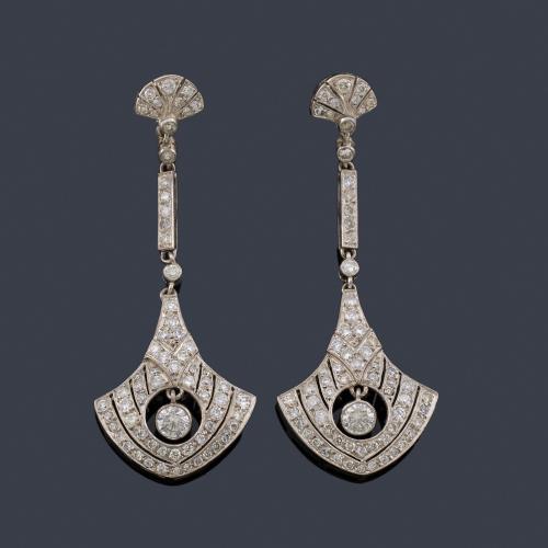 Lote 2053
Pendientes largos 'Art Decó' con diamantes talla brillante de aprox. 3,80 ct en total, en montura de platino.