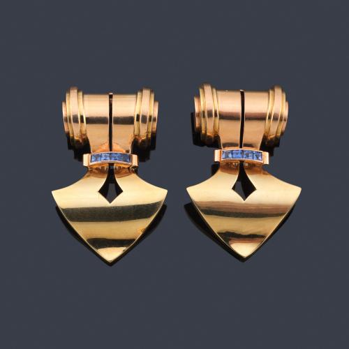  Broche retro doble-clip con diseño en forma de flecha y banda de zafiros calibrados en montura de oro amarillo de 18K. Años '40.
