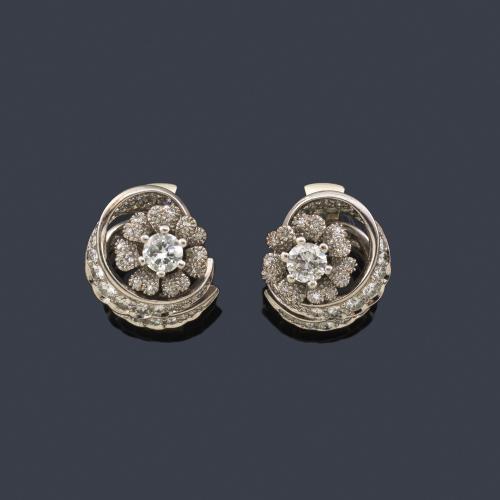 Lote 2077
Pendientes cortos con diseño floral y doble banda con diamantes talla antigua, brillante y sencilla de aprox. 3,71 ct en total. Años '50.