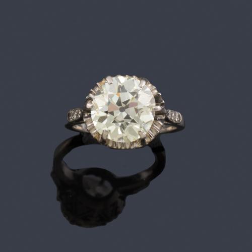  Solitario con diamante talla antigua de aprox. 4,20 ct en montura de oro blanco de 18K. 