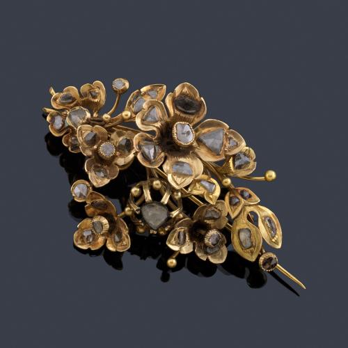  Broche floral con diamantes talla rosa con diseño calado en montura de oro amarillo de 18K. S. XIX.