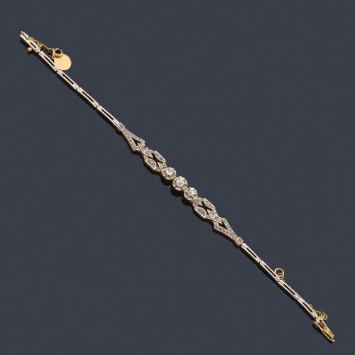  Pulsera de pedida con tres diamantes talla antigua en engaste ilusión. Años '40.