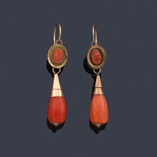  Anillo chevalier con diamantes talla antigua y sencilla en montura cincelada en oro amarillo de 18K y vista en platino. Años '40.