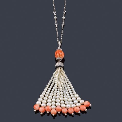 Lote 2091
Collar 'soutier' con remate de borlón de perlas en disminución con remate de cuentas de coral rosa, con detalles de ónix y copete de brillantes, en montura de oro blanco de 18K.