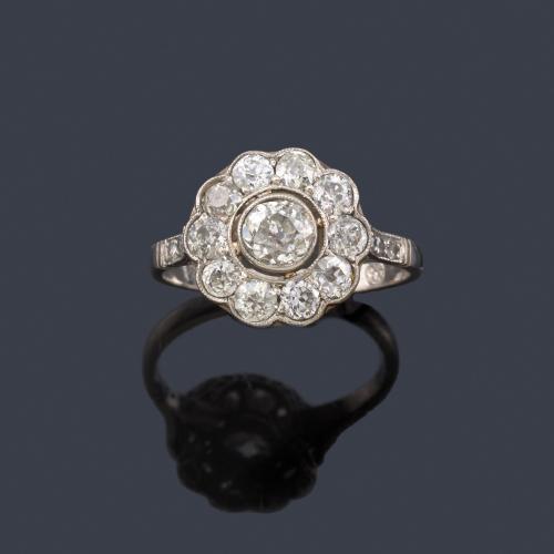  Anillo con diseño de rosetón con brillantes de aprox. 1,51 ct en total.