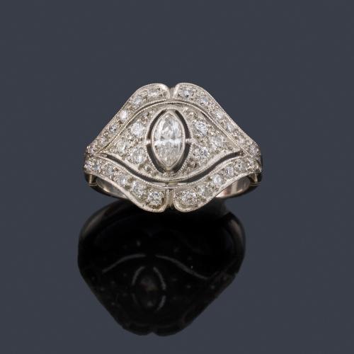 Lote 2094
Anillo con diamantes talla brillante y marquís de aprox. 1,40 ct en total.