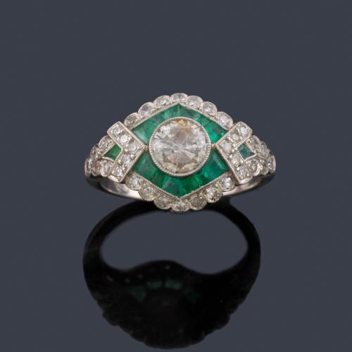 Anillo estilo 'art decó' con brillante central de aprox. 0,75 ct con esmeraldas calibradas y diamantes.