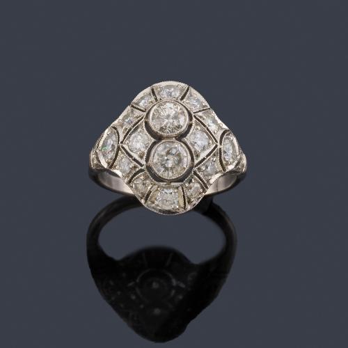 Lote 2096
Anillo estilo 'art decó' con brillantes de aprox. 0,85 ct con diseño calado en montura de platino.