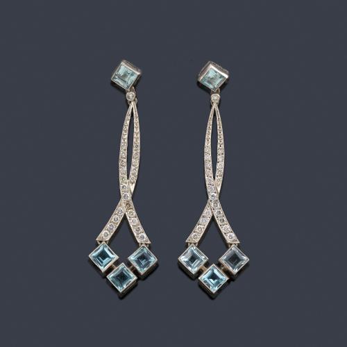 Lote 2098
Pendientes largos con dos bandas curvadas de brillantes de aprox. 0,66 ct con remate de aguamarinas talla carré de aprox. 3,26 ct en total.