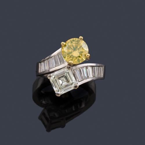 Lote 2104
Anillo 'Tu y Yo' con un diamante talla esmeralda de aprox. 1,66 ct y brillante fancy yellow de aprox. 2,04 ct con diamantes talla baguette en ambos lados. Con certificado