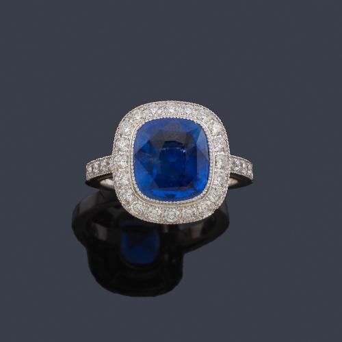 Lote 2105
Anillo con zafiro Ceylan (Sri Lanka) talla cushion de aprox. 4,13 ct con orla y brazos con bandas de brillantes de aprox. 0,73 ct en total. Con certificado.