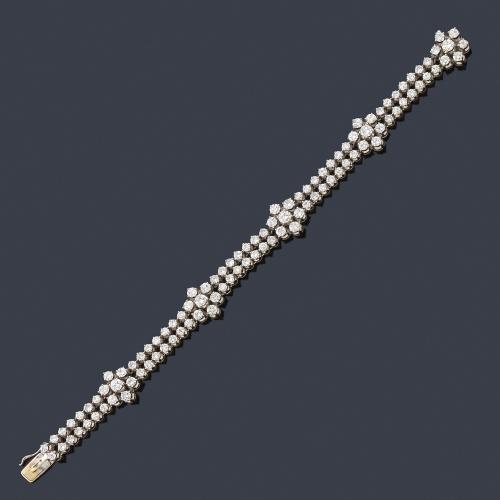  PEPPINO CAPUANO, Roma.
Pulsera con diseño de doble rivière y motivos de rosetón de brillantes de aprox. 8,25 ct en total.