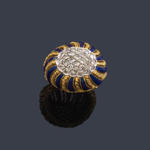  Anillo bombé con centro de pavé de brillantes con bandas de esmalte azul intercalado con cordoncillo en oro amarillo.