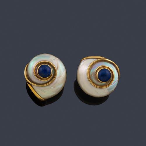 Lote 2122
Pendientes realizados con pareja de conchas y lapislázulis engastados en chatón, la montura realizada en oro amarillo de 18K.