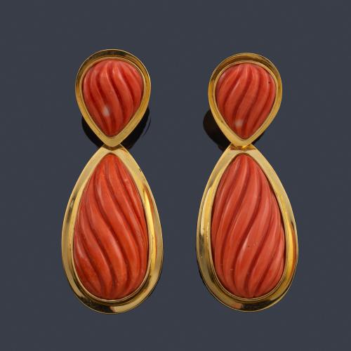 Lote 2127
Pendientes largos con piezas de coral gallonado en montura de oro amarillo de 18K.