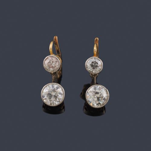  Pendientes largos con diamantes talla antigua de aprox. 3,80 ct en total. Años '30.