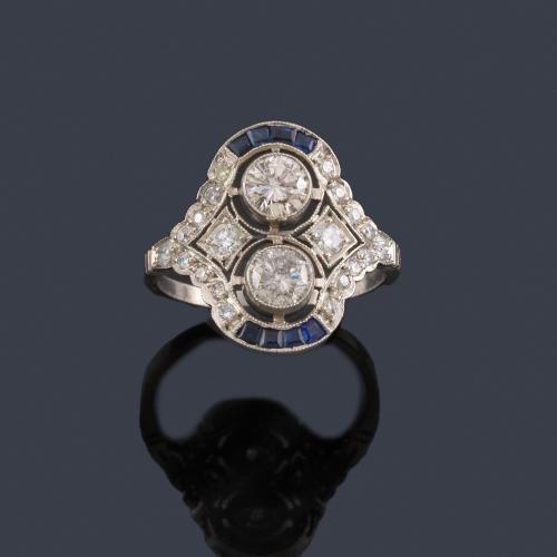  Anillo lanzadera con pareja de brillantes de aprox. 0,50 ct cada uno en engaste 'milligrain' con zafiros calibrados y brillantes.