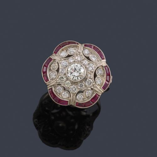Lote 2140
Anillo con diseño de rosetón con brillante central de aprox. 0,40 ct con pavé de brillantes de aprox. 0,65 ct y orla de rubíes calibrados.
