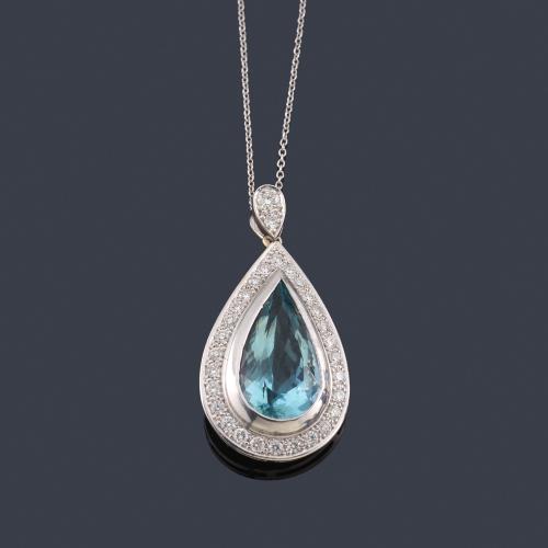 Lote 2143
Colgante con aguamarina talla perilla de aprox. 7,40 ct con orla de brillantes de aprox. 0,84 ct en total.
