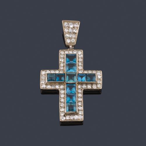  Cruz con aguamarinas calibradas y orla de brillantes en montura de oro blanco de 18K.
