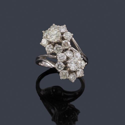 Lote 2146
Anillo con pareja de rosetones con brillantes de aprox. 1,60 ct en total, en montura de oro blanco de 18K.