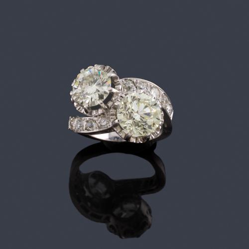 Lote 2147
Anillo 'tu y yo' con pareja de brillantes de aprox. 1,86 ct y 3,02 ct respectivamente, engastados en garra ilusión.