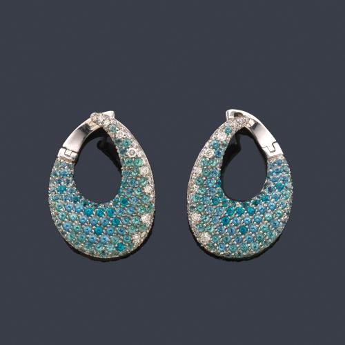  Pendientes tipo criolla con pavé de topacios azules en degradado de color y brillantes.