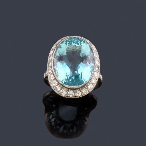 Lote 2151
Anillo con aguamarina talla oval de aprox. 14,80 ct con orla de brillantes de aprox. 1,10 ct en total.