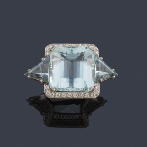 Lote 2152
Anillo con tres aguamarinas talla esmeralda y triangulo de aprox. 50,00 ct en total con orla de brillantes.