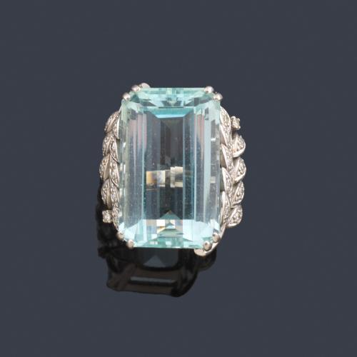 Anillo años '70 con gran aguamarina de aprox. 41,12 ct y motivos vegetales con diamantes talla sencilla. Dictamen IGE.