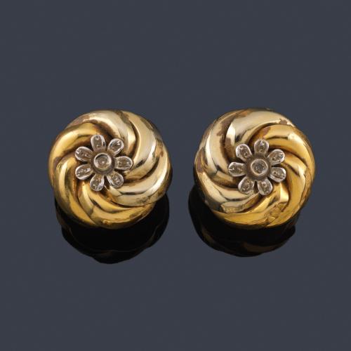  Pendientes cortos con motivo floral central enriquecido con diamantes en montura de oro amarillo de 18K.