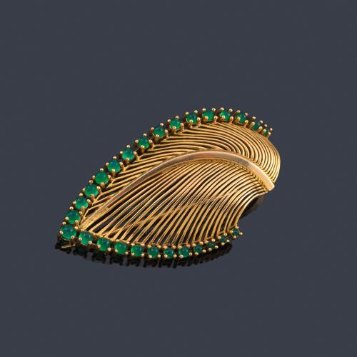  JACINTO ROCA
Broche en forma de hoja con banda externa de esmeraldas en montura de oro amarillo de 18K con diseño de hilos.