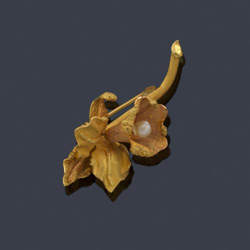  Broche en forma de orquídea realizado en oro amarillo de 18K y perlita.