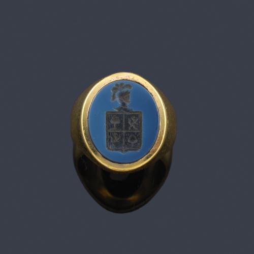  Anillo con escudo heráldico realizado sobre piedra dura, en montura de oro amarillo de 18K.